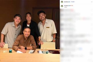 川口春奈とお揃いの時計を愛用している板倉滉（写真中央、本人のインスタグラムより）