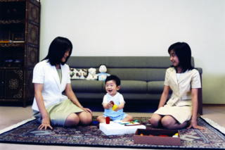 2007年8月、生後11か月の悠仁さまを囲んで。2人の姉は食事の世話などをすることも