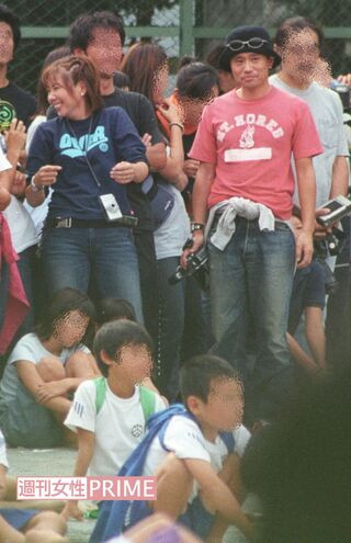 2001年、子どもの運動会に参加した浜田雅功と小川菜摘