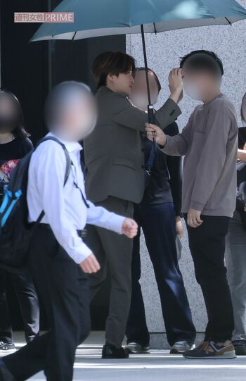 スタッフのハネた前髪を手で押さえて直してあげる菊池風磨。その優しさはまさに“王子様”