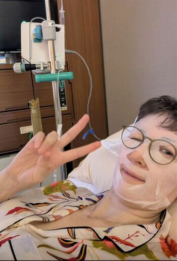 パックをして抗がん剤の副作用を紛らわすアオキ・シャナさん