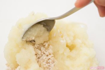 【玉ねぎ麹】工程（2）をよく混ぜ合わせ、ラップをして発酵させる。室温（20〜25℃）でひと晩おいて、とろっとしたとろみが出たら完成