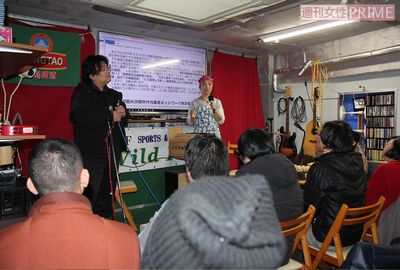 スポーツバーを貸し切った会場にはあふれんばかりの人が