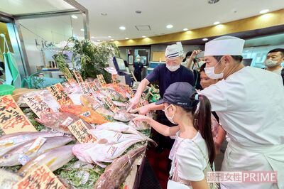 寿司にして食べてみたい魚を選ぶ。今回のイベントは魚屋さん魚耕（荻窪本店）が主催。魚耕はただ魚を販売するだけでなく、食育、魚食普及にも力を入れている企業　撮影／伊藤和幸