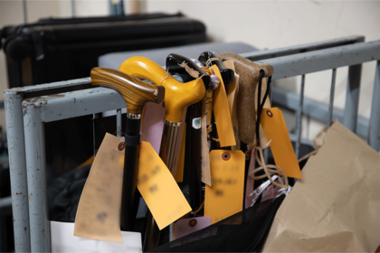 遺失物センターの倉庫では、杖の落とし物も多数見受けられた