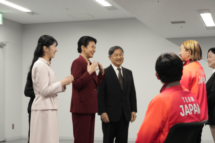 「東京2025デフリンピック」水泳競技のメダリストに手話でお祝いを伝える天皇ご一家（2025年11月25日）