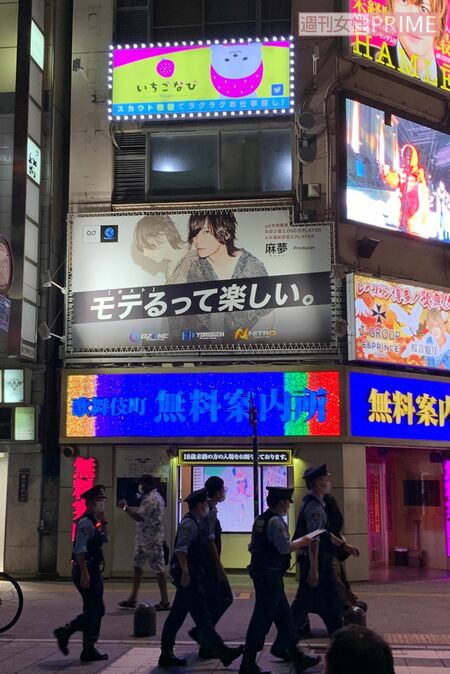 トー横周辺では1時間に1回警察の見回りが行われているが、そのたびにキッズたちはいったん解散し、またどこからか集まるという繰り返し