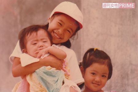 1歳。9歳上、3歳上の姉と。ピアノ、習字、公文などなんでも姉たちと同じことをした