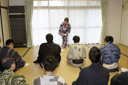 浴衣パーティーが始まる前に、男性向けに必勝法をレクチャー