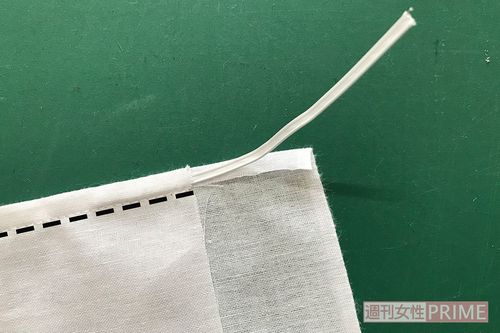 2枚の布を縫い合わせたとき、片方だけ縫い目から5mmのところ（点線）を縫ってワイヤの通り道を作ります。脇からワイヤを中央の位置まで入れたら、あとの作り方は一緒。