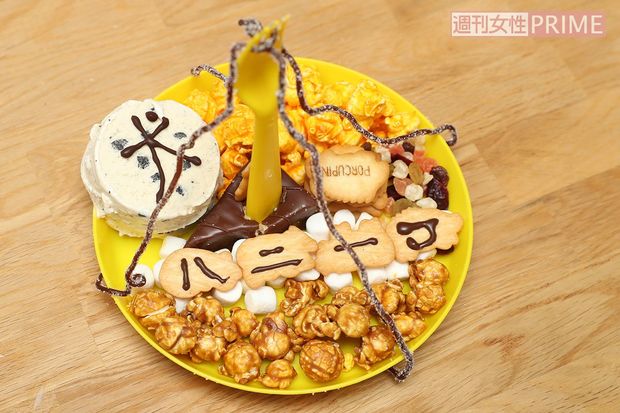 チョコケーキから突き出たフォークにビックリする、ハイインパクトな作品