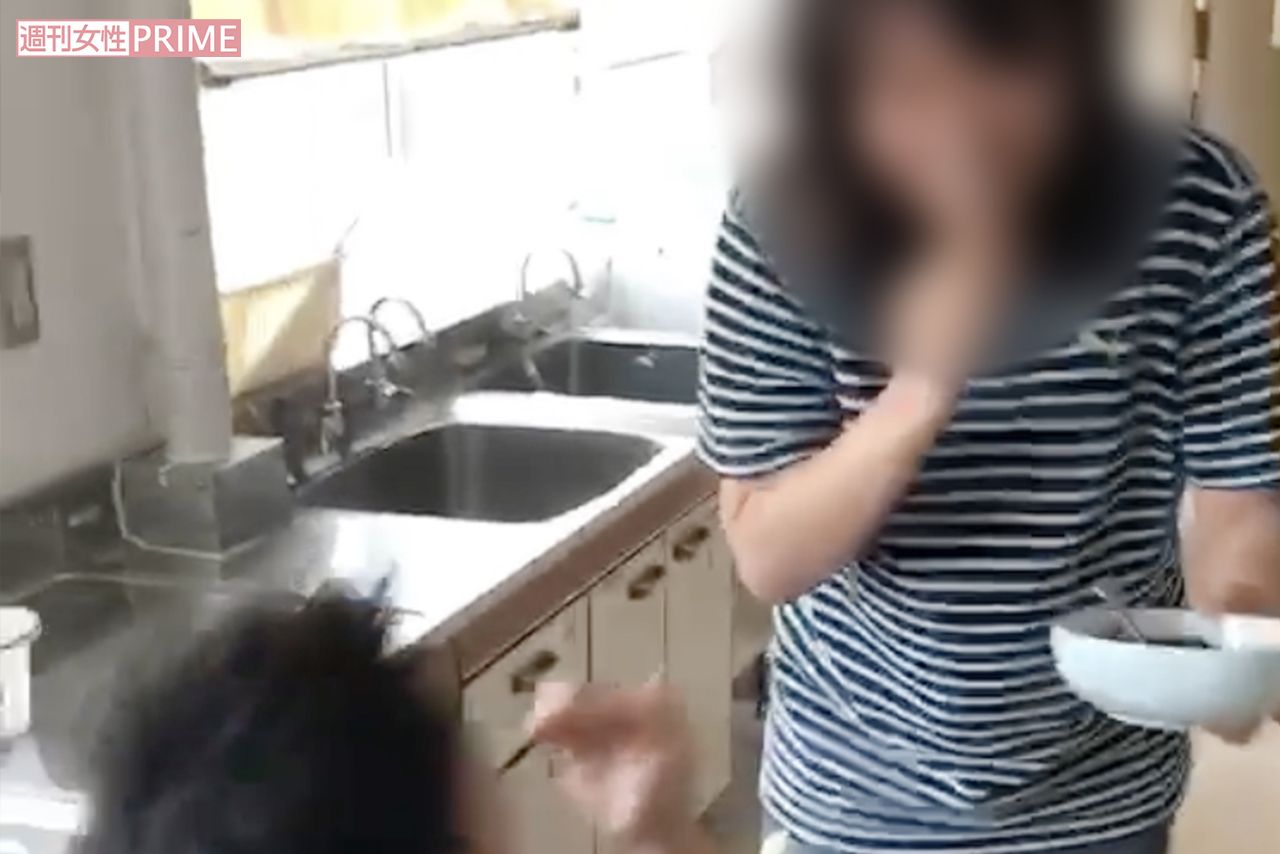 激辛カレーを手に大笑いする“女帝”（右）とX教員。別の日には目にもカレーがつけられた