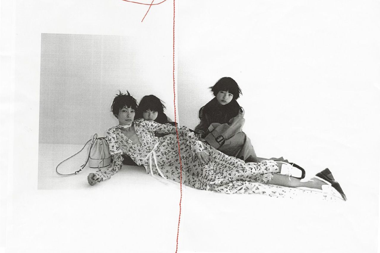 『ロエベ』の2020春夏コレクションを着てモデルを務めた太田莉菜と娘（『ロエベ・ジャパン』公式ツイッターより）