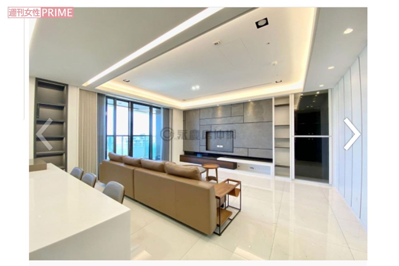 ふたりが入居していた高雄市の1.5億円マンションのキッチンから見えるリビング（不動産サイトより）