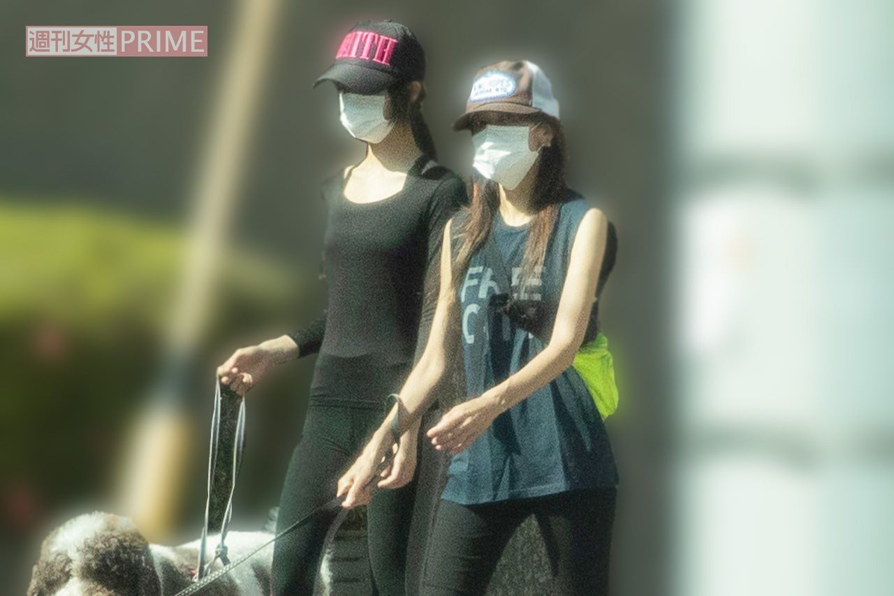 2020年、工藤静香と愛犬の散歩をするKoki,