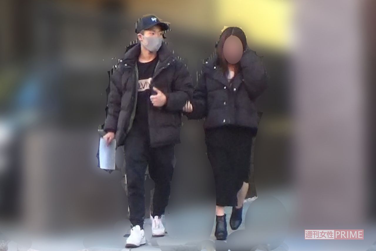 Aさんのマンションから一緒に出てきた2人。井上拓真は周りを見る仕草も