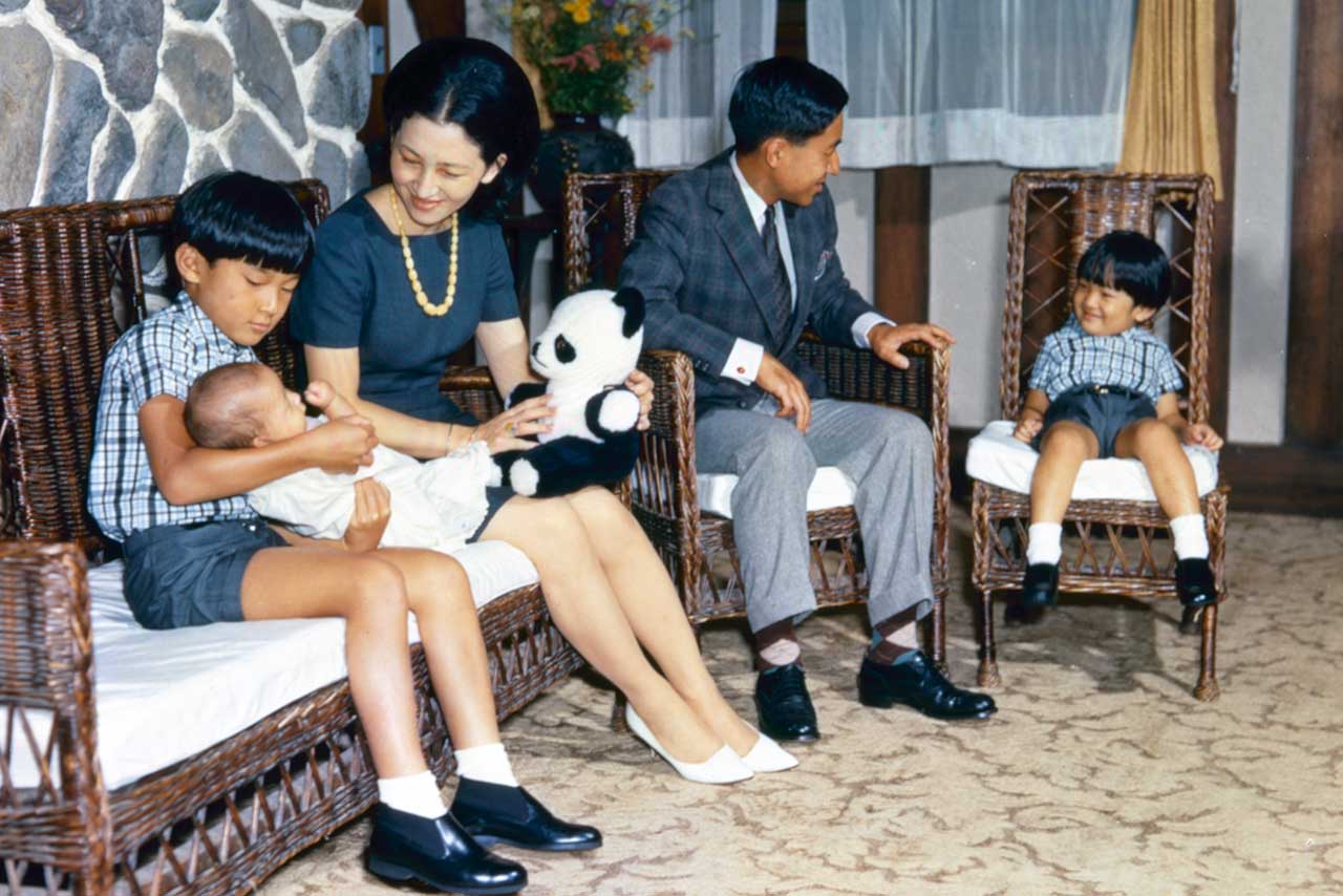 1969年8月、まだ幼いお子さまたちと軽井沢でご静養されている際のひとコマ