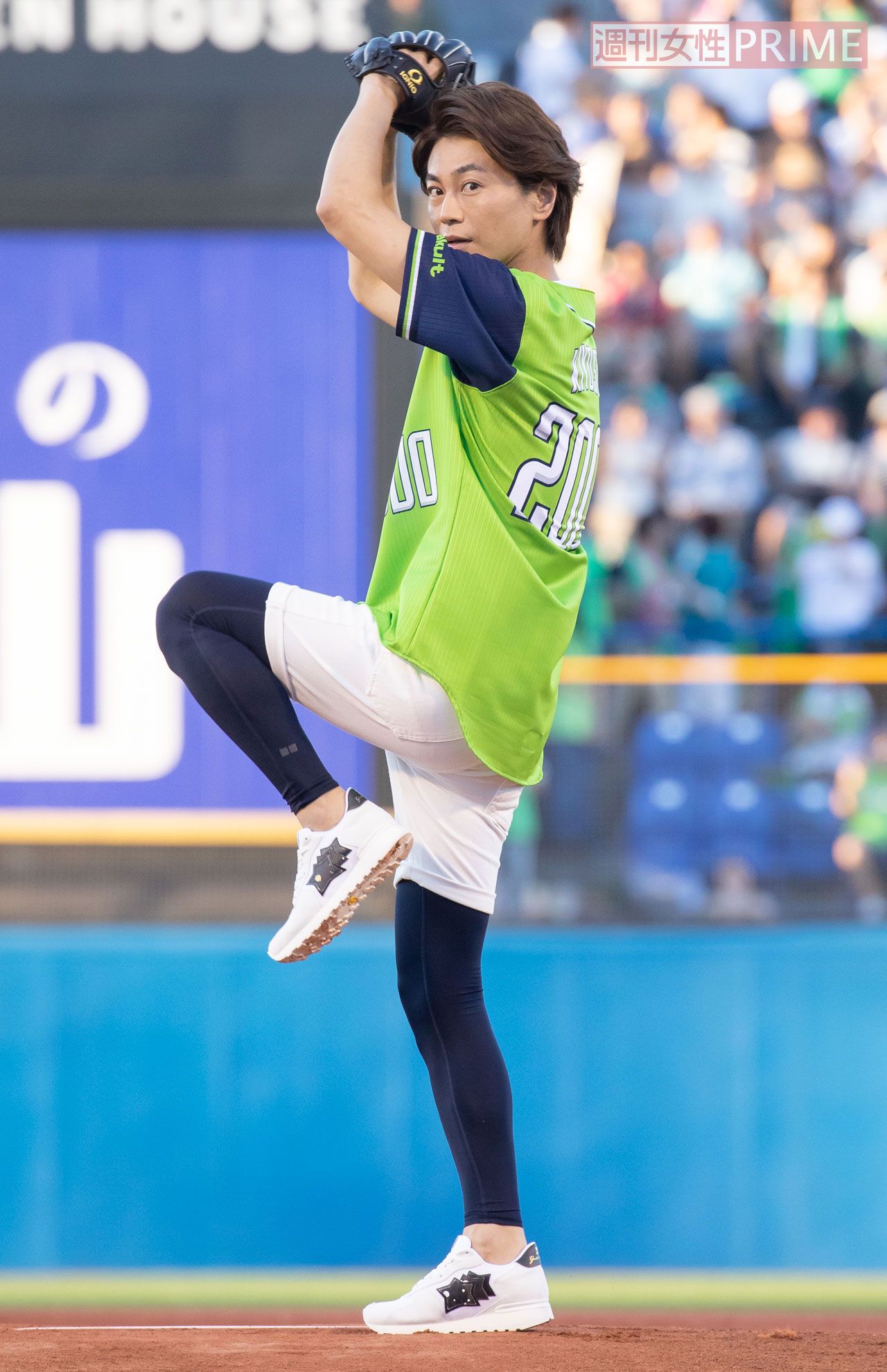 始球式を行う氷川きよし（'18年7月）撮影／廣瀬靖士