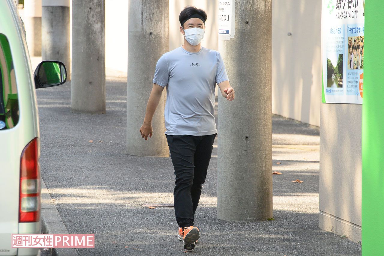 引退発表から数日後、2軍施設内を歩く斎藤佑樹の足取りは心なしか軽やかに見えた②