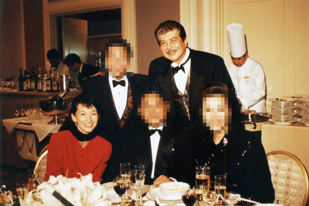 パーティーで叔父の岡田眞澄さんと同席したときのカット。「本当にダンディーでした」