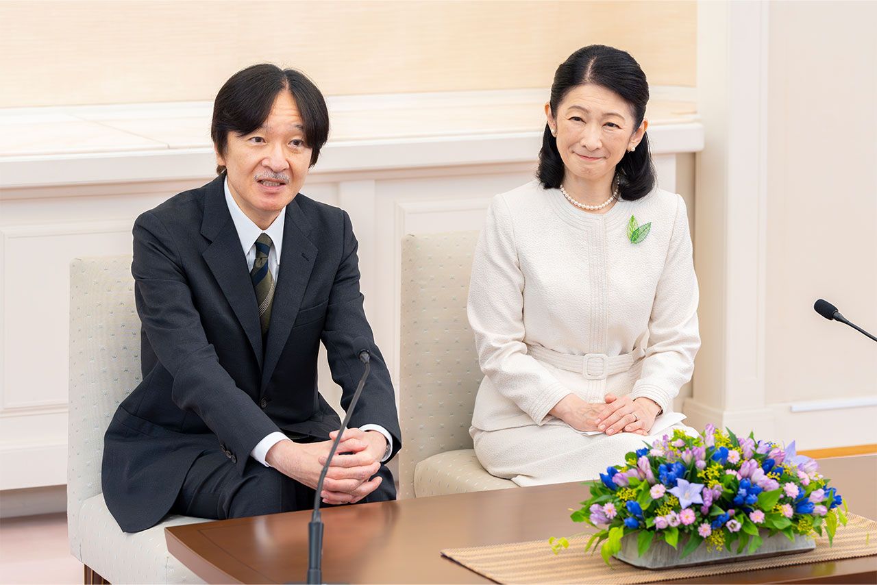 8月13日、パラグアイ訪問にあたり会見に臨まれる秋篠宮さまと紀子さま（宮内庁提供写真）