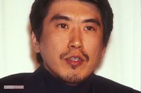 石橋貴明、YouTuberデビュー翌日に“娘の卒業式に出席”し裏方カメラマンに