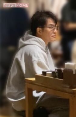 2024年1月、釣り堀居酒屋で会食中の北村一輝。終始子どもを見守っていた（目撃者提供）