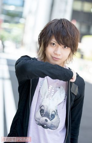 佐藤流司　撮影／伊藤和幸　スタイリスト／浜元理恵（佐藤さん）　衣装協力／elements,H（佐藤さん、トップス2点）