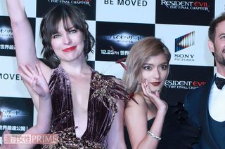 世界的スターのミラ・ジョボビッチ（左）と共演したローラ