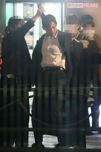 スタッフに衣装を着せてもらっている綾瀬はるか