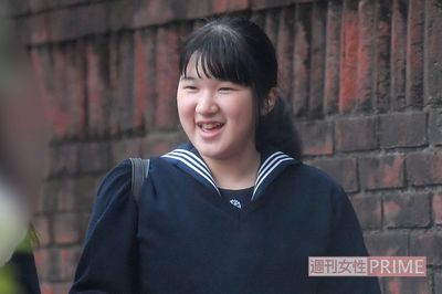 昨年12月にお友達と登校される愛子さま。最近はお休みがちに