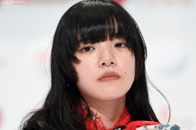 あいみょんの左腕“タトゥー確定”に騒然、地上波激減のYOASOBIに続き「『ブラタモリ』のナレーション大丈…