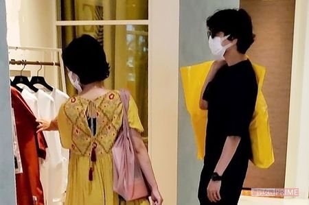 百貨店に入っているアパレルショップに立ち寄り買い物を楽しんでいた山崎育三郎・安倍なつみ夫妻
