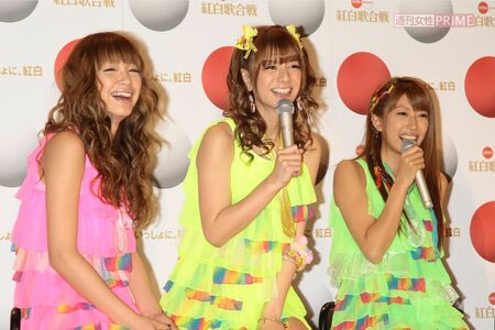 2008年12月、紅白出場を決めた「Pabo」。左から木下、スザンヌ、里田まい