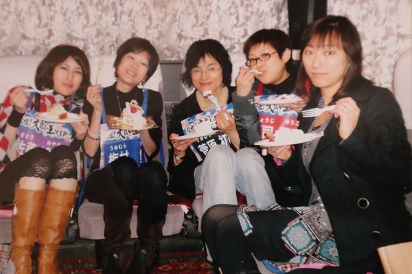 2009年、『元祖！大食い王決定戦』収録の合間に。真ん中が菅原さん