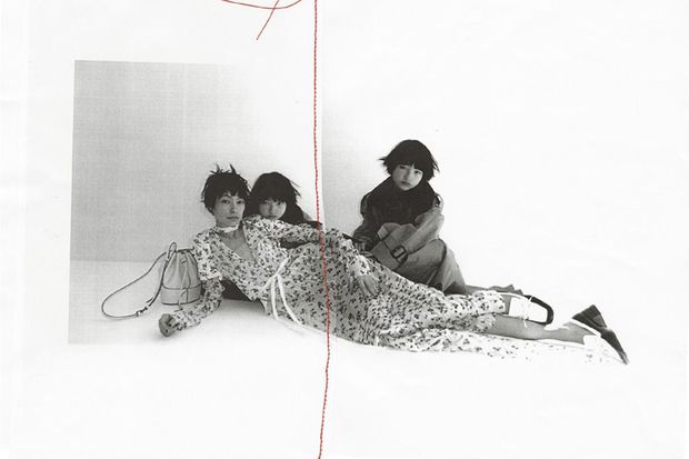 『ロエベ』の2020春夏コレクションを着てモデルを務めた太田莉菜と娘（『ロエベ・ジャパン』公式ツイッターより）