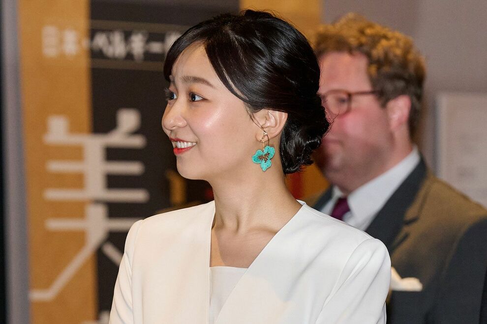 佳子さま、悠仁さまと公務に出席、ホワイト×ターコイズブルーのお気に入りの“ハンサム”スタイルを披露