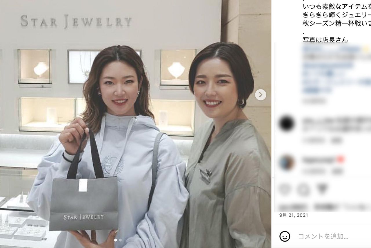 村上宗隆選手との交際が報じられた原英莉花選手（左、公式インスタグラムより）