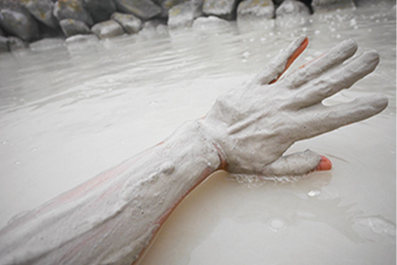 湯底に沈殿した温泉成分を含んだ泥を顔や身体に塗って、泥パック。