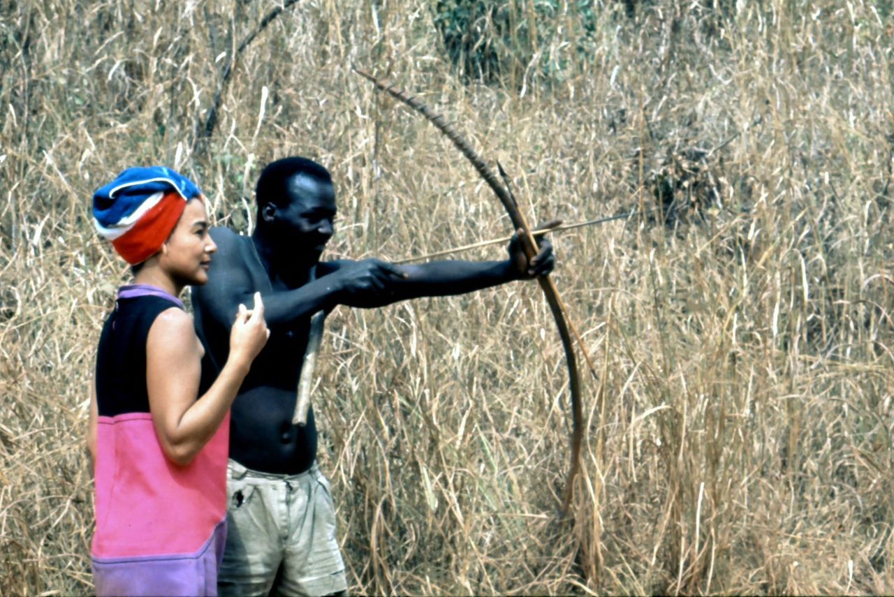 アフリカは好きな取材場所だった。1969年、西アフリカのベナンで、草むらから出てきた男に矢の射方を教わる