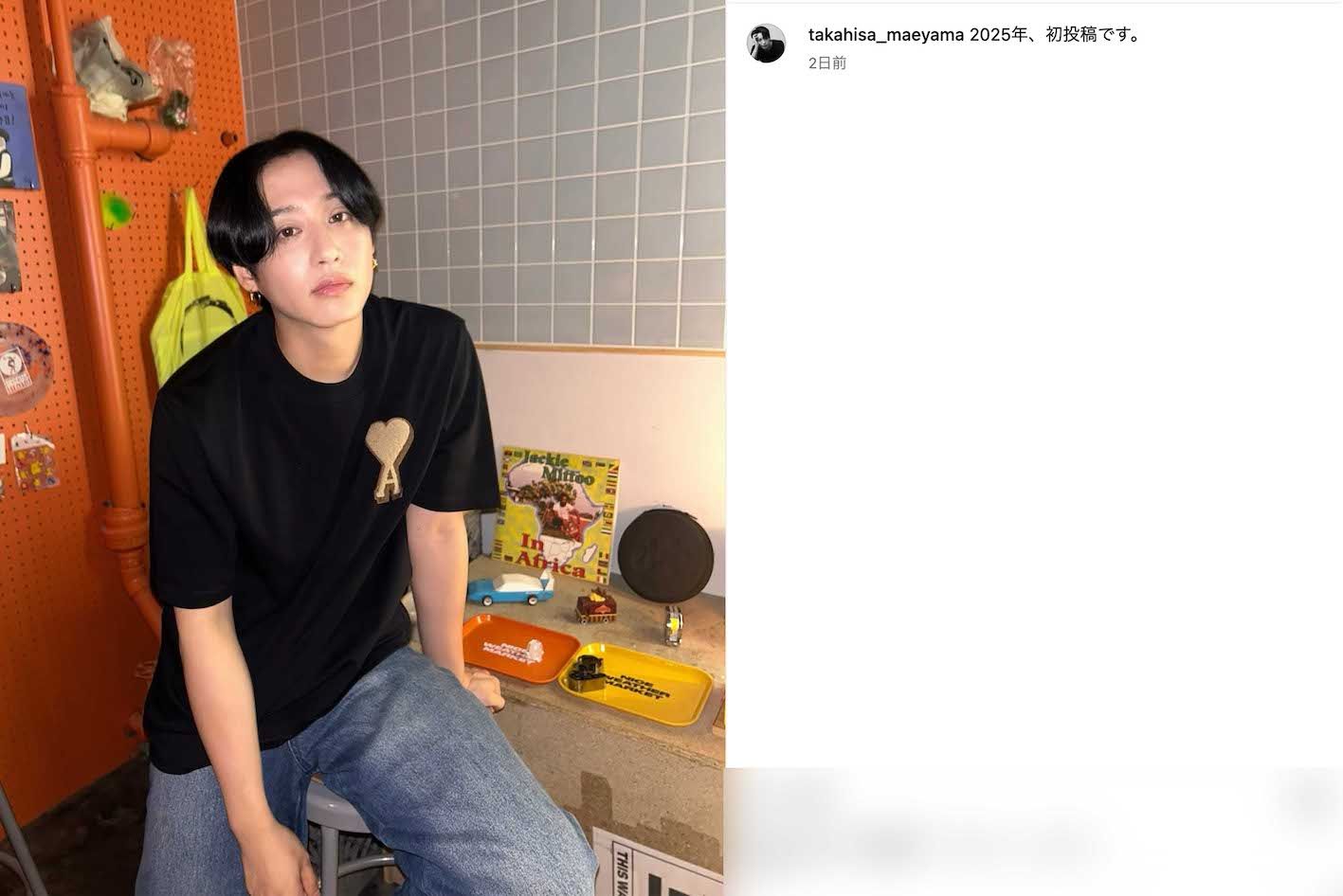 《2025年、初投稿です。》との一言と、カラフルなインテリアの部屋で撮影した自身の写真を投稿した前山剛久（本人のインスタグラムより）