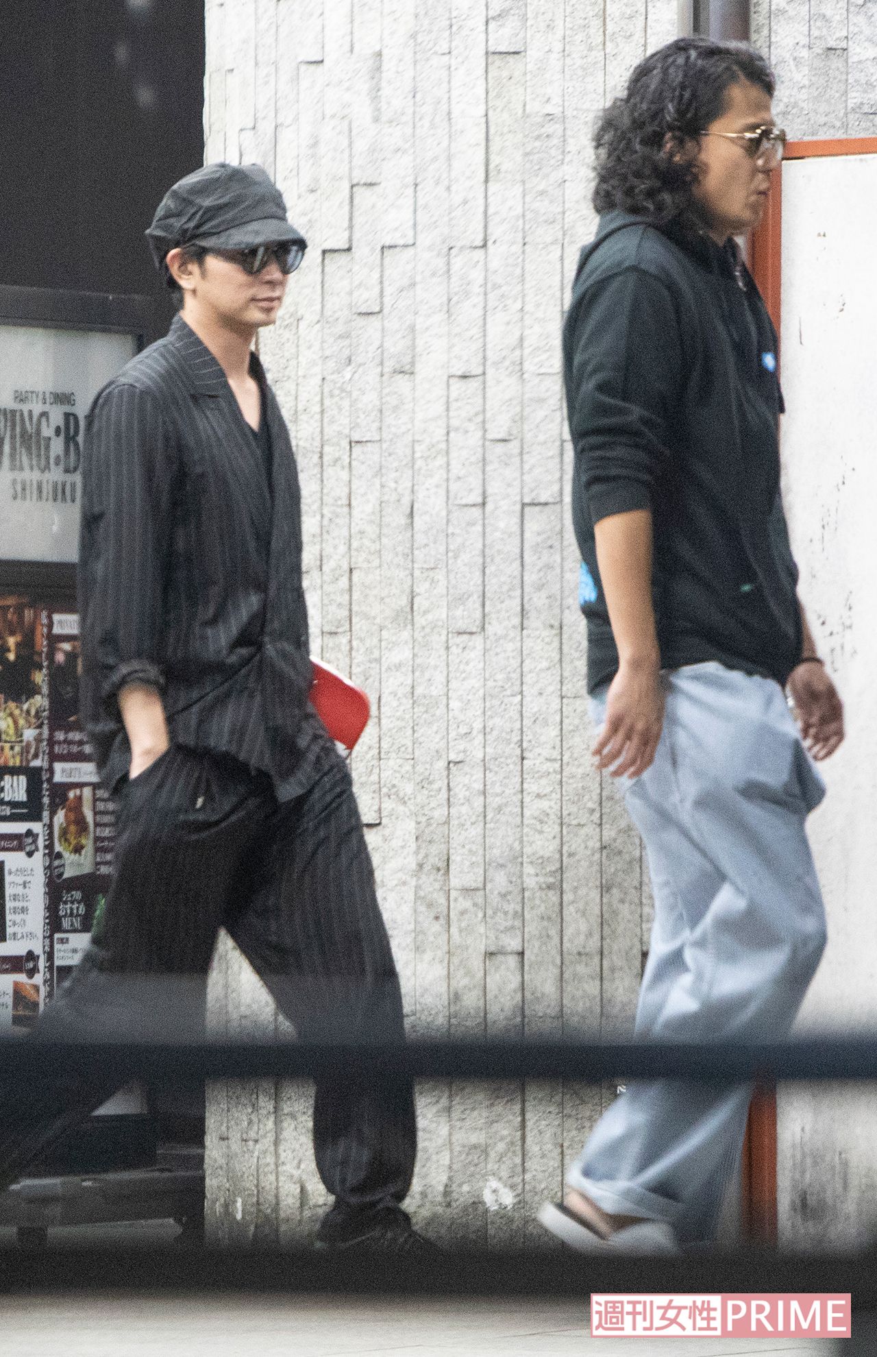 2次会会場を後にする松本（左）と小栗（右）