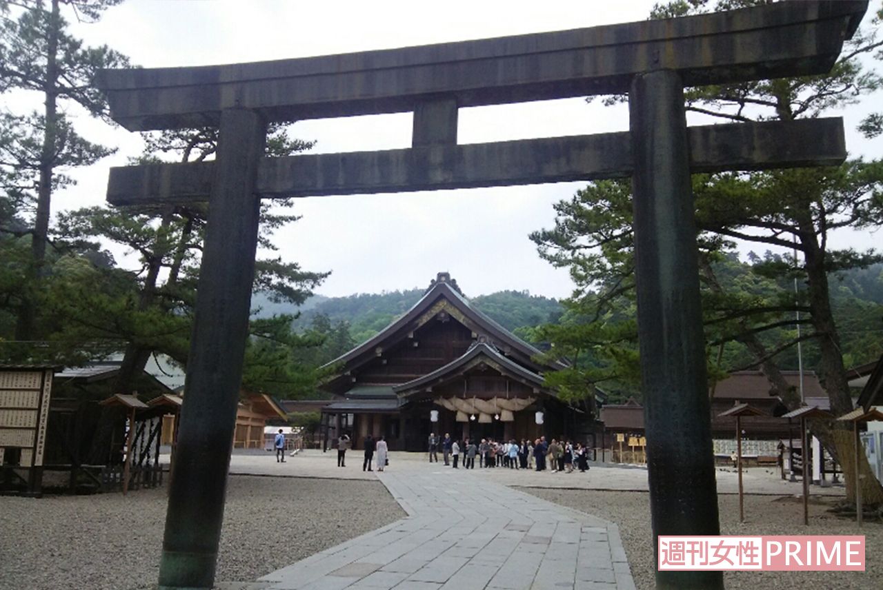 鳥居からのぞく出雲大社。年間に59万人が参拝するスポットだが宿泊せずに帰る人も多い