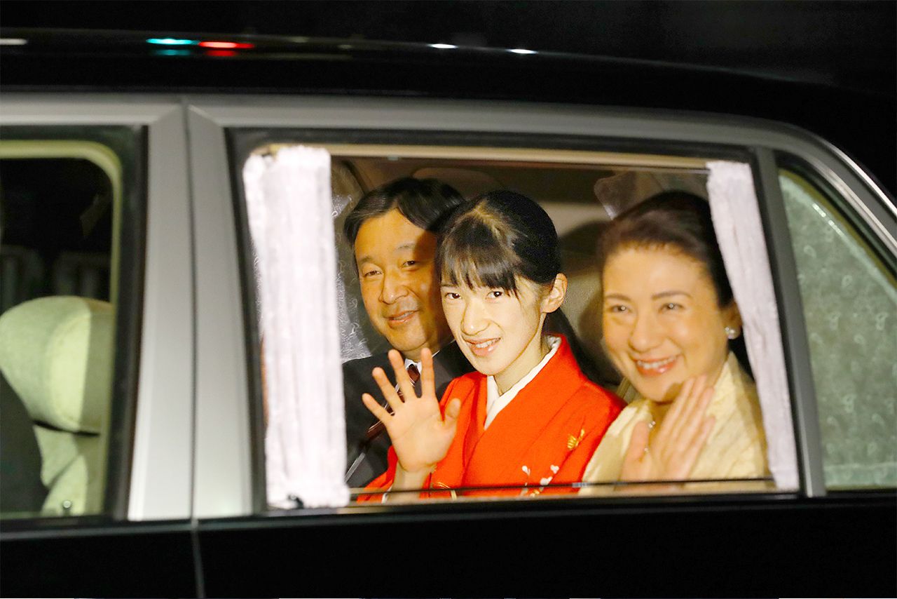 正月早々の愛子さま。あごのラインも今よりシャープで心配の声も……（1月2日）