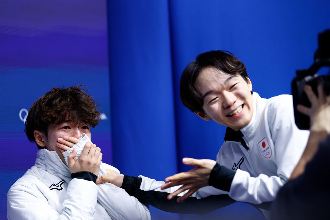 銅メダルが決まり感極まる佐藤駿選手と本人以上に喜ぶ鍵山優真選手（撮影／JMPA）