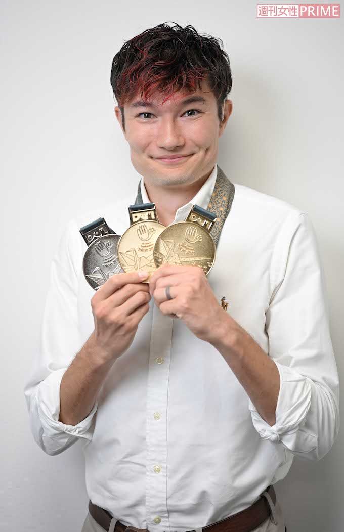400メートル金メダル、200メートル銀メダル、4×400メートルリレーも金メダルで計3個のメダルを獲得した山田真樹選手