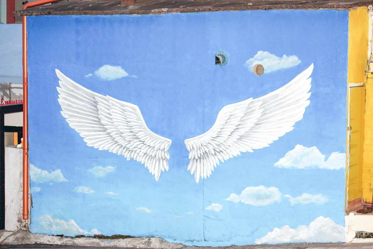 真ん中に立つと翼が生えたように映れる壁画