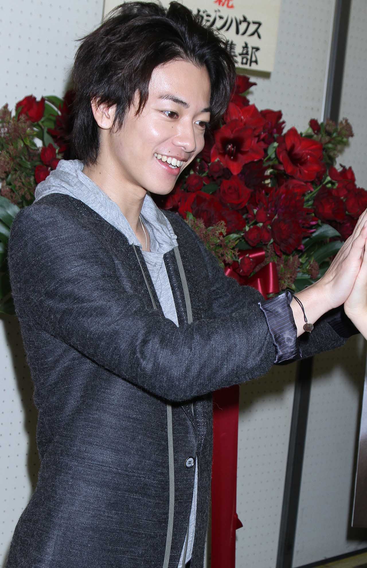 2011年1月、写真集『NOUVELLES（ヌーヴェル）』の発売イベントでファンとハイタッチ