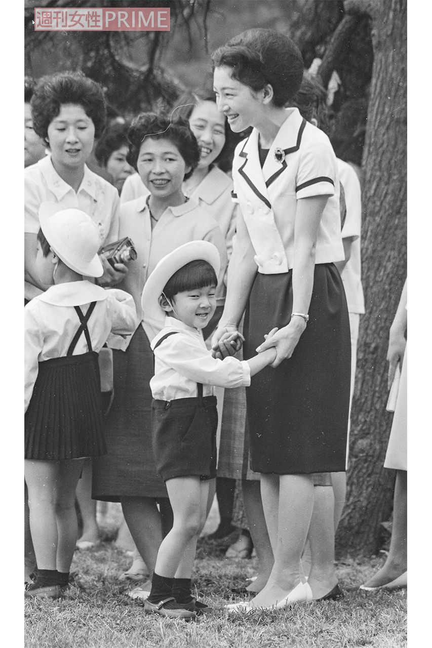 幼稚園に入ったばかりの天皇陛下と遠足へお出かけの美智子さま。昭和39（1964）年