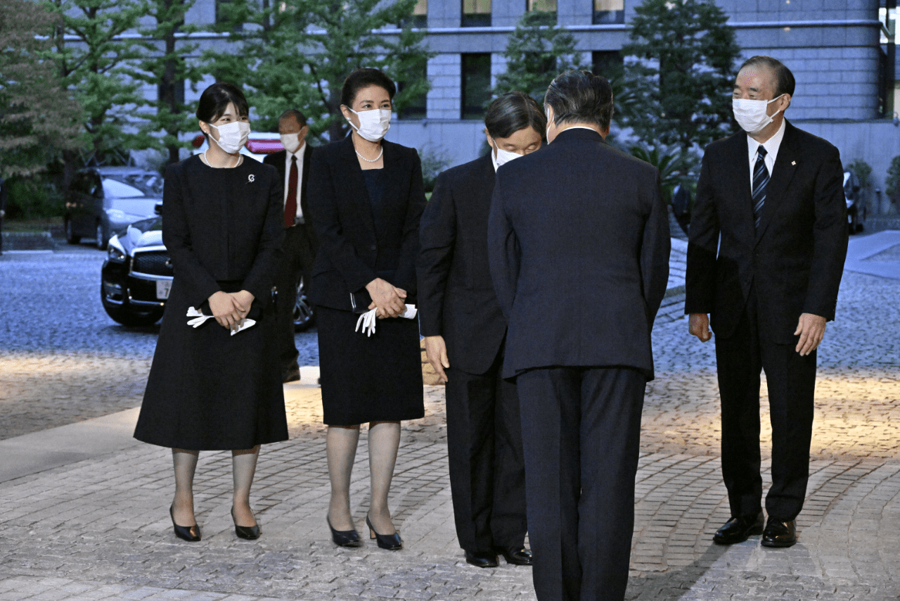 10月2日、関東大震災から100年を迎えるに際して行われた特別展をご覧になった天皇ご一家。愛子さまは雅子さまと同様、紺色のフォーマルウェアにパールのアクセサリーをお召しに